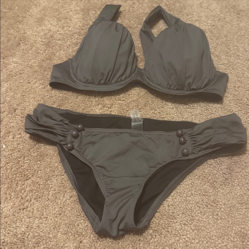 Victoria’s Secret Halter Bikini Set. Purple 36c Ruched bottoms moderate SM